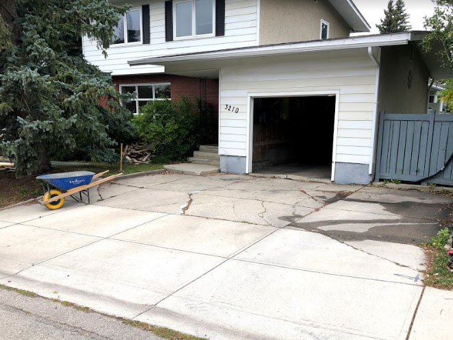 2-patriarch-construction-calgary-concrete-contractors-brentwood-driveway-brushed-sidewalk-garage-pad-breakout-before-2