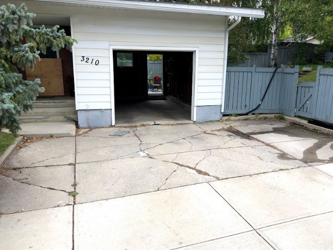 4-patriarch-construction-calgary-concrete-contractors-brentwood-driveway-brushed-sidewalk-garage-pad-breakout-before-1