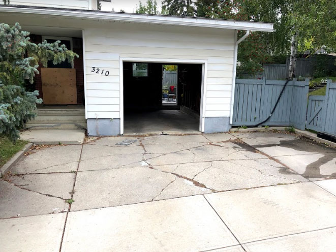5-patriarch-construction-calgary-concrete-contractors-brentwood-driveway-brushed-sidewalk-garage-pad-breakout-before-3